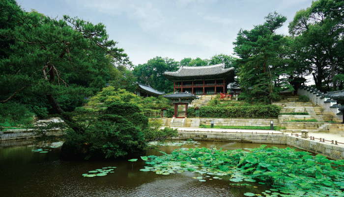 Jardín del palacio Changdeokgung. Una vista del jardín trasero del Palacio Changdeokgung, con los pabellones Buyongjeong y Juhamnu, y el estanque Buyongji entre ambos.